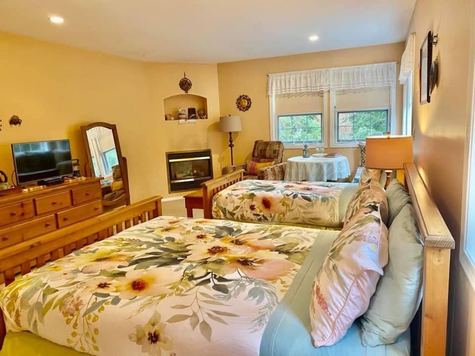 Seafarers Bed & Breakfast Tofino Exterior photo