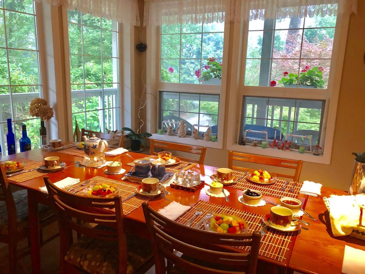 Seafarers Bed & Breakfast Tofino Exterior photo
